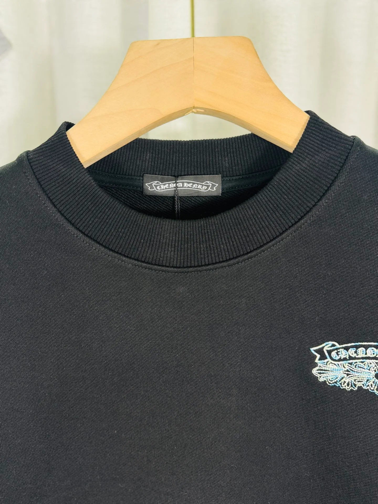 P240 top version, real shot without P, ​​different from market currency) 𝗖𝗵𝗿𝗼𝗺𝗲 𝗛𝗲𝗮𝗿𝘁𝘀/Cro Heart 2025 washed patch embroidery autumn and winter new original single counter American laser burnt 3D three-dimensional color embroidered couple casual sweatshirt 👑The highest version! Customized fabric 430g tripe terry fabric! American acid-washed and distressed original fabric laser burnt ✟appliqué embroidery and exquisite embroidery of letters! The best-selling model in the counter, very comfortable to wear. Accessories: original molded and authenticated collar label➕100% silk wash label. Genuine purchase-grade original hangtag➕matching hanging rope➕3D hanging beads➕original packaging bag. Craftsmanship: The original version has consistent wiring! The highest version of the armhole matching technique! Color: Gray Black Size: S M L XL Style No.: 9302